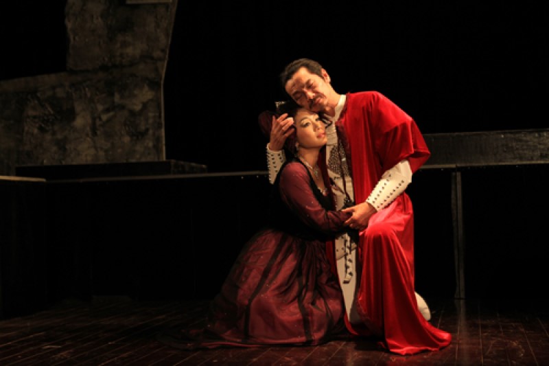 Hamlet thể hiện xung đột giữa lí tưởng với hiện thực xã hội