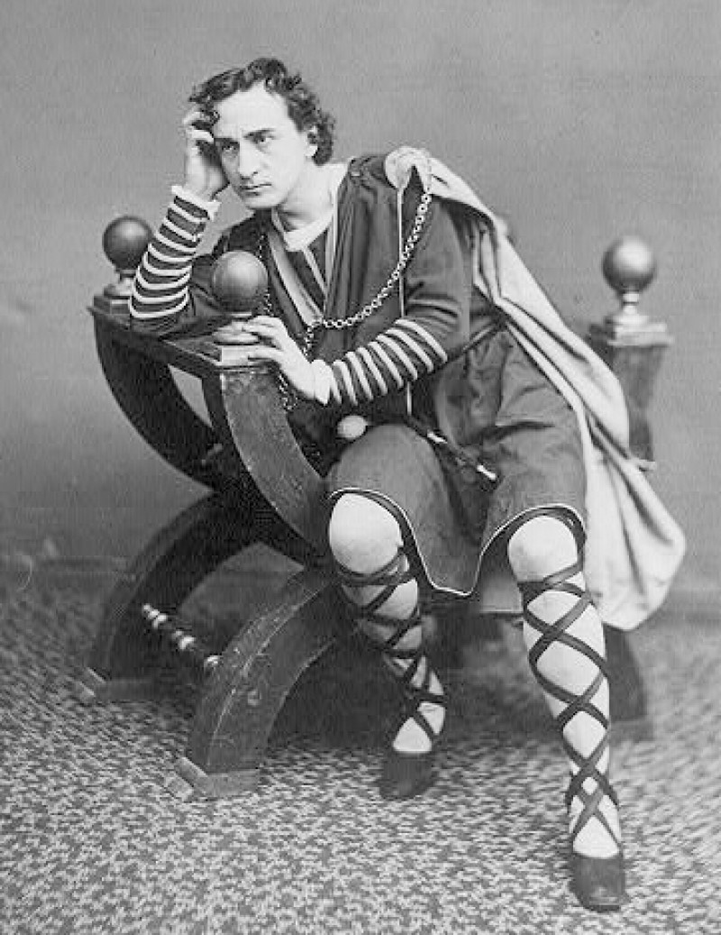 Phân tích nhân vật Hamlet để thấy hình tượng này là sản phẩm của hoàn cảnh