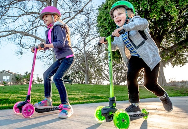 Scooter cho trẻ thực hiện thủ thuật