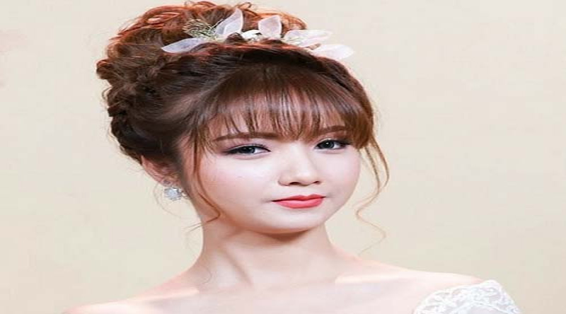 Tóc mái thưa đẹp búi cao