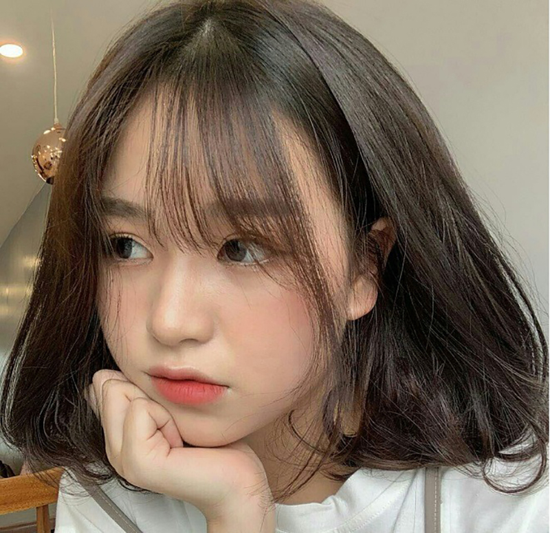 Tóc xoăn ngang vai uốn kiểu mái thưa