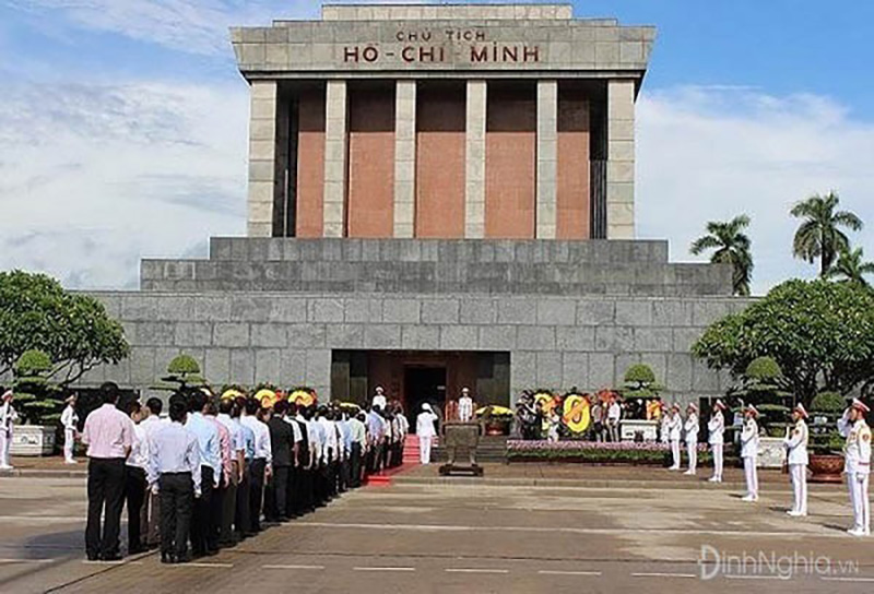 Cảm nhận của em về bài thơ Viếng lăng Bác của nhà thơ Viễn Phương