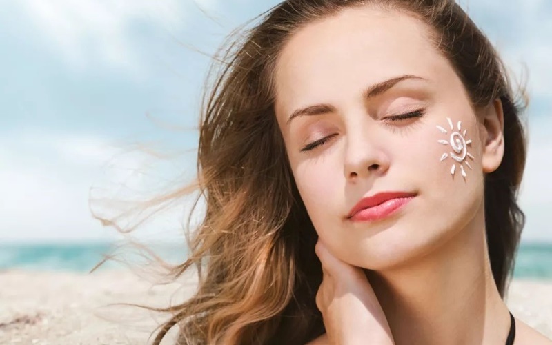 Dùng kem chống nắng để hạn chế ảnh hưởng của tia UV