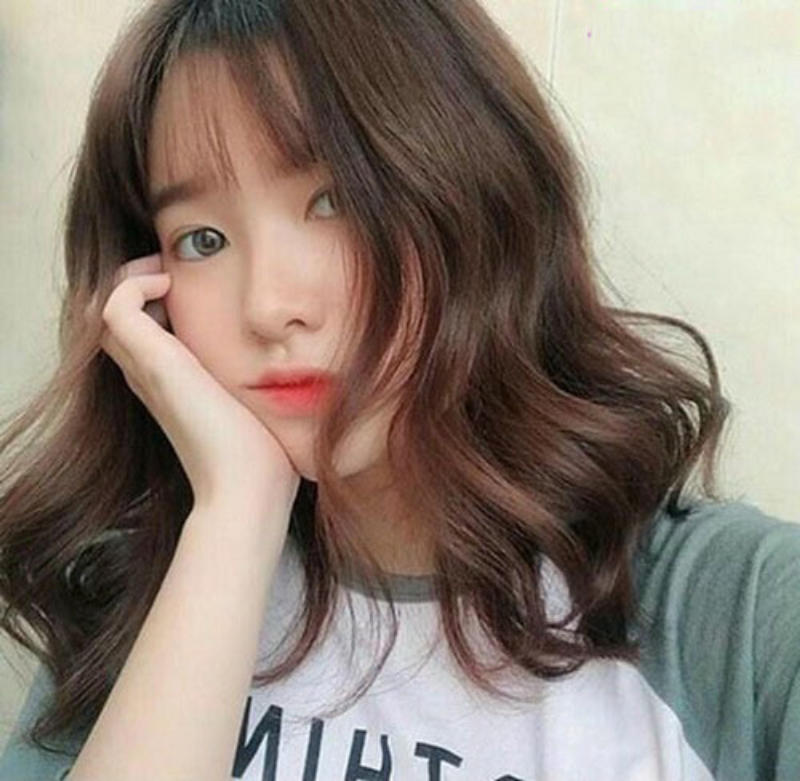 Tóc xoăn ngang vai cho khuôn mặt tròn