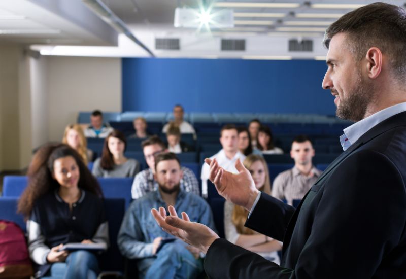 Sử dụng ngôn ngữ cơ thể kết hợp với lúc thuyết trình