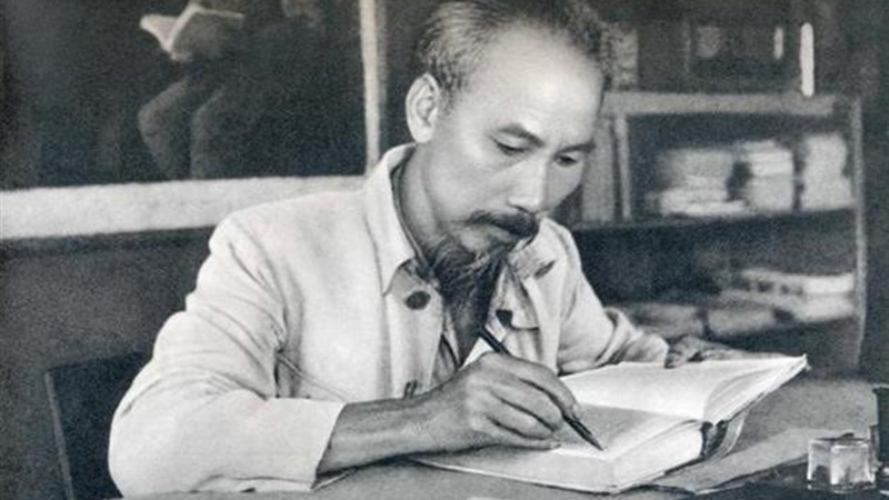 Giới thiệu đôi nét về Hồ Chí Minh và bài thơ Chiều tối