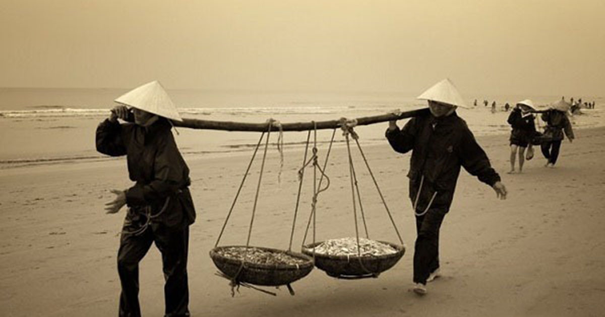 Phân tích nhân vật người đàn bà làng chài trong Chiếc thuyền ngoài xa