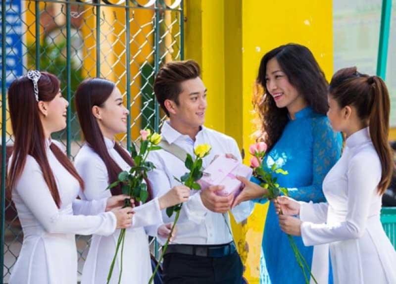 Tình cảm đối với thầy/cô mà em yêu quý – những người lái đò