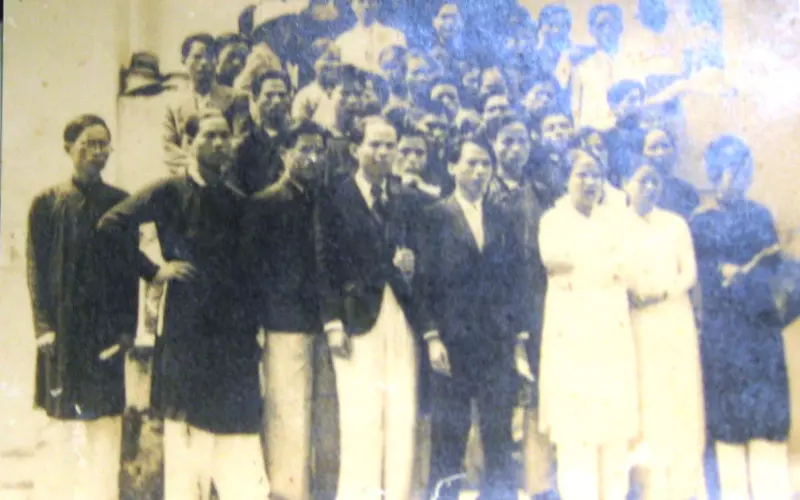 Từ năm 1937, Đảng đã phát hành nhiều tờ báo bằng tiếng Việt công khai