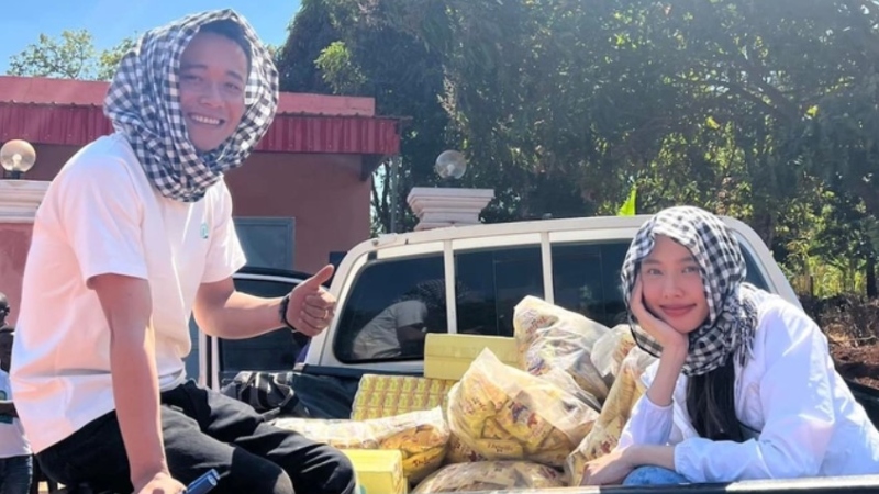Quang Linh Vlog và Thùy Tiên làm tình nguyện tại Châu Phi