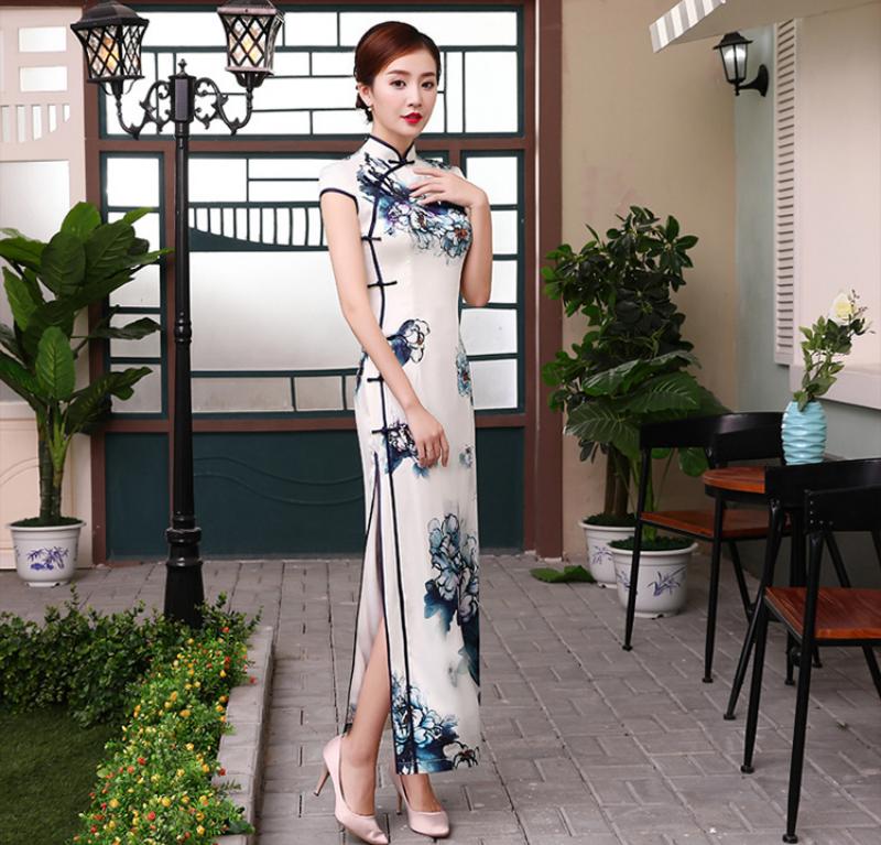 Sườn xám ôm sát thân