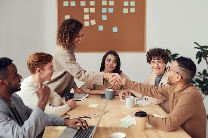 Tạo mối quan hệ với các anh chị nhân viên khi đi kiến tập là việc nên làm