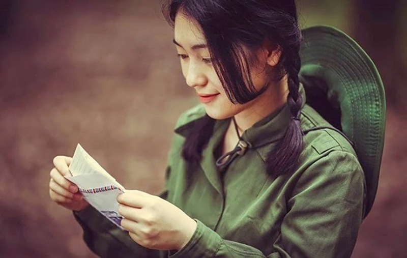 Tóm tắt bài những ngôi sao xa xôi dựa vào các yếu tố của tác phẩm