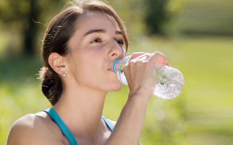 Uống nước khoáng giúp điều trị hệ tiêu hóa