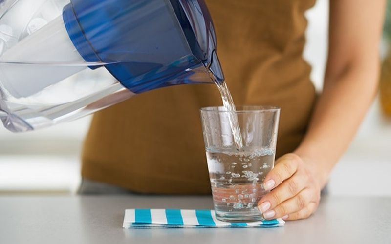 Uống nước khoáng giúp duy trì huyết áp và lưu thông máu