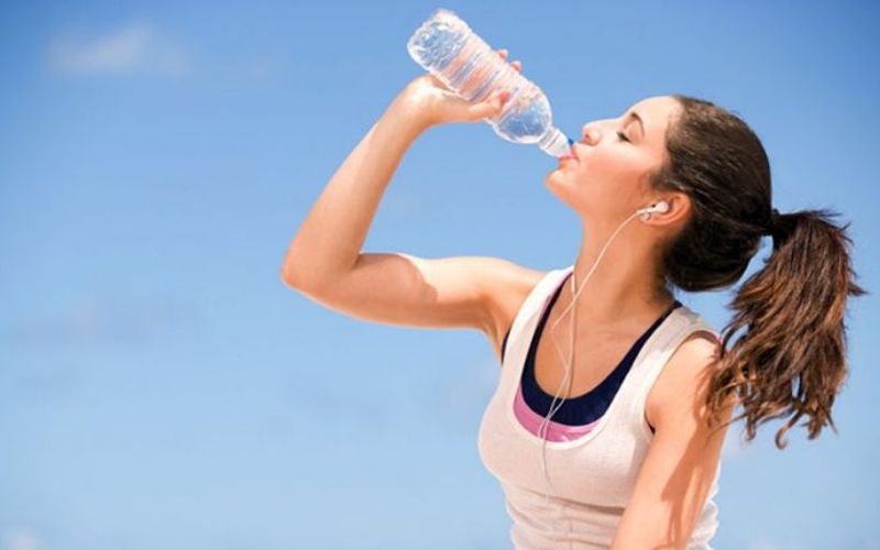 Uống nước khoáng giúp kiểm soát cân nặng