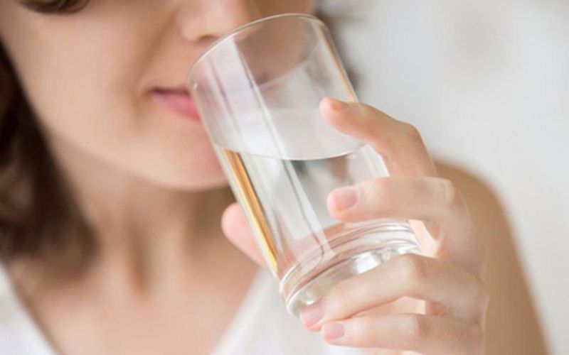 Uống nước khoáng giúp tăng cường sức khỏe xương khớp