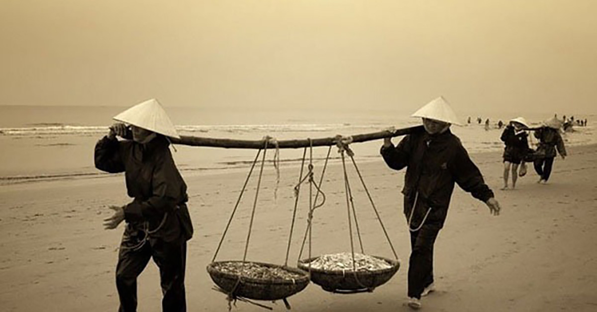 VẺ ĐẸP KHUẤT LẤP CỦA NGƯỜI VỢ NHẶT VÀ NGƯỜI ĐÀN BÀ LÀNG CHÀI