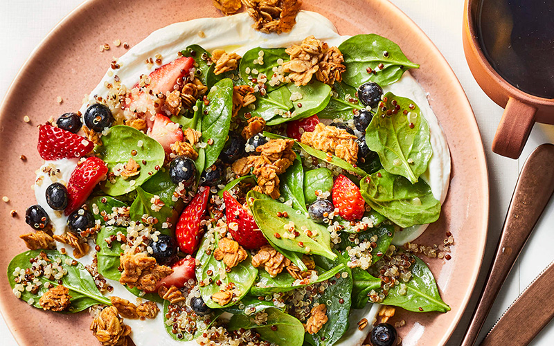 Ăn granola cùng salad trái cây hoặc smoothie