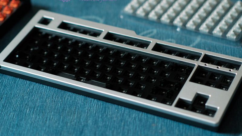 Case là phần vỏ viền bên ngoài của bàn phím cơ