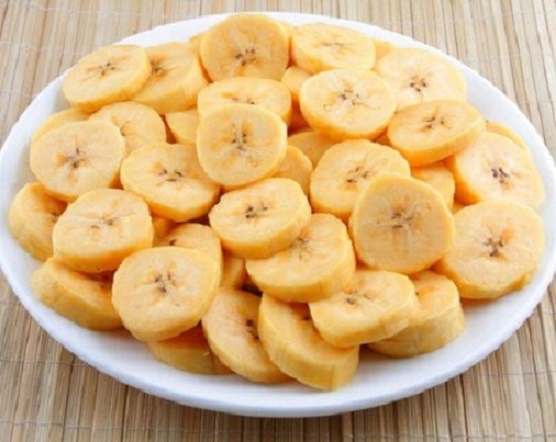 Cắt nhỏ chuối thành những khoanh tròn có độ dày khoảng 1cm