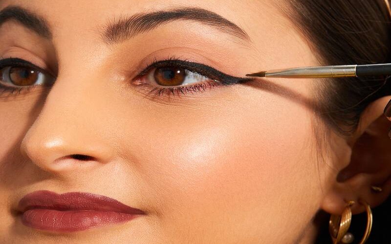 Hướng dẫn make up che đi đôi mắt xếch