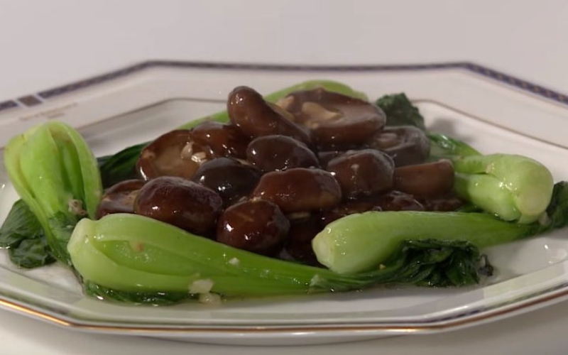Cải thìa xào nấm đông cô