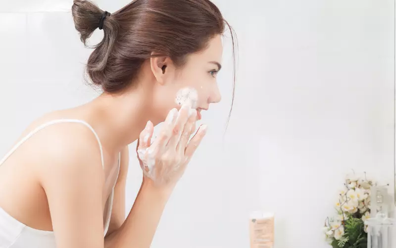 Trước khi sử dụng sản phẩm, bạnh hãy làm sạch da để loại bỏ tế bào chết và bụi bẩn