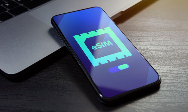 eSIM có thể được hiểu đơn giản là SIM điện tử