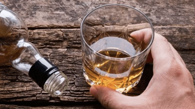 Người ấy là một người nghiện rượu hoặc dùng chất kích thích