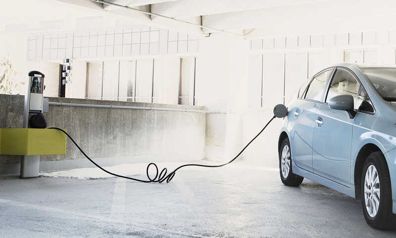 Xe hybrid có cần sạc pin không?
