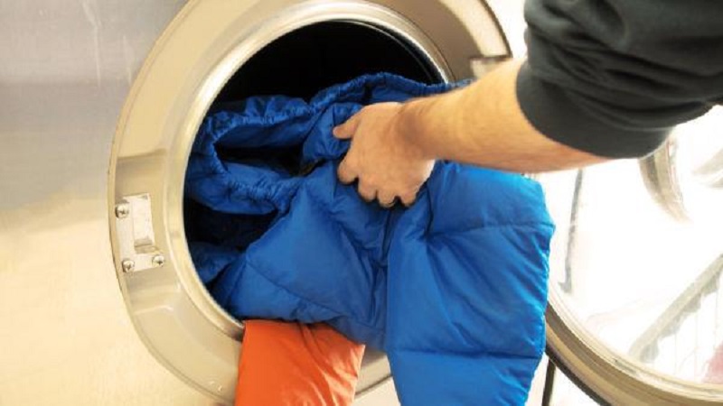 Cách giặt áo phao bằng máy giặt