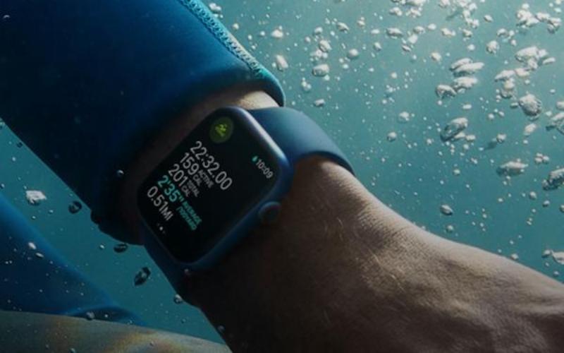 Apple Watch Series 8 dưới nước