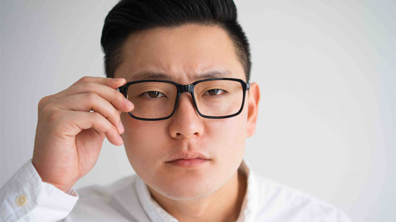 Đeo kính là phương pháp điều trị bệnh loạn thị phổ biến nhất hiện nay