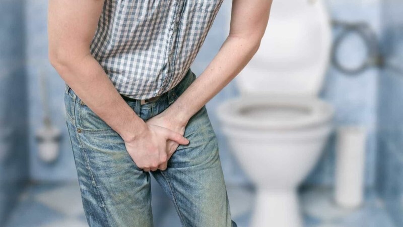 Nhịn tiểu về lâu dài gây tiểu ra máu