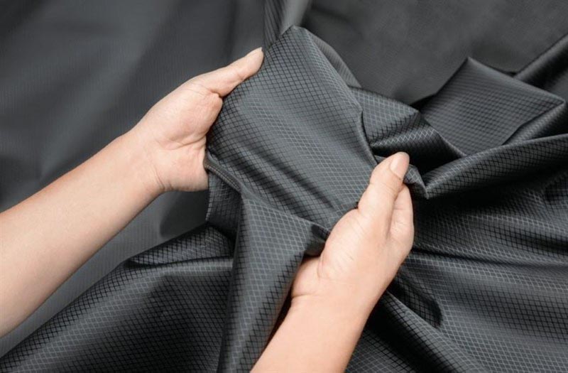 Không hấp thụ chất bẩn và dễ vệ sinh