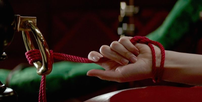Trong BDSM, một người sẽ phải phục tùng người còn lại Trong BDSM, một người sẽ phải phục tùng người còn lại