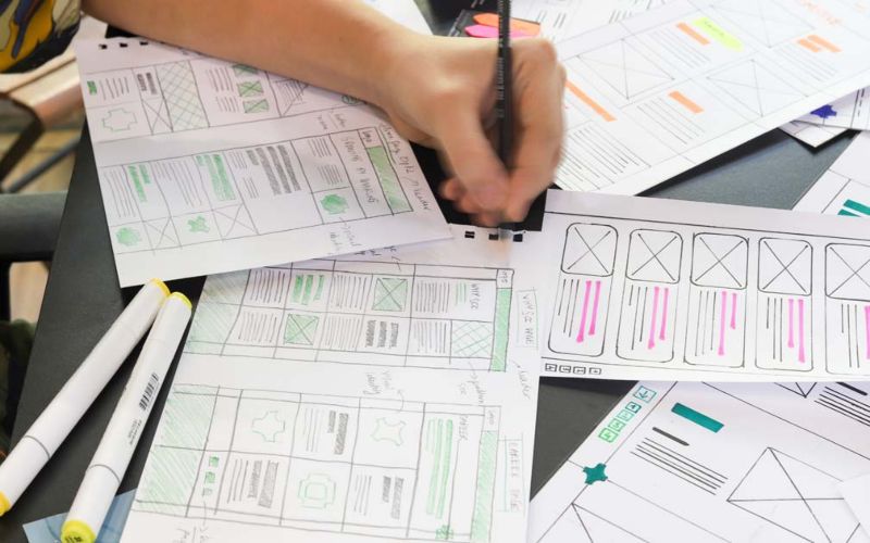 Wireframing (Thiết kế phác thảo cấu trúc) và Prototyping (tạo mẫu)
