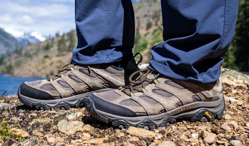 Hiking shoes là loại giày thích hợp cho việc leo núi đường dài