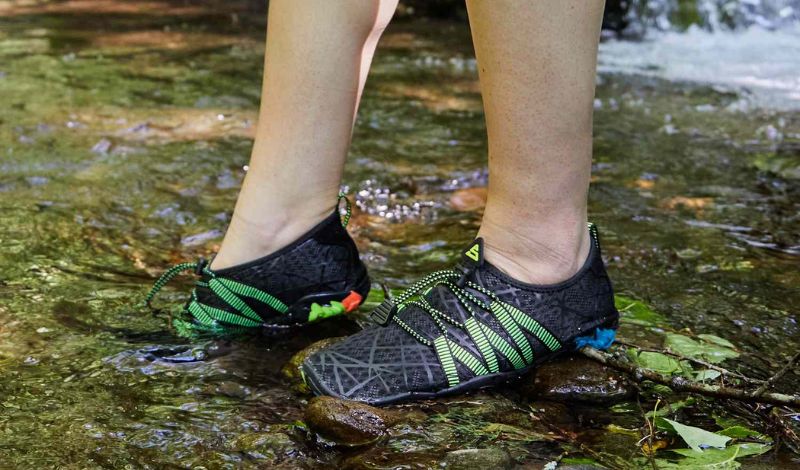 Water shoes là loại giày rất phù hợp cho những khu vực có nước
