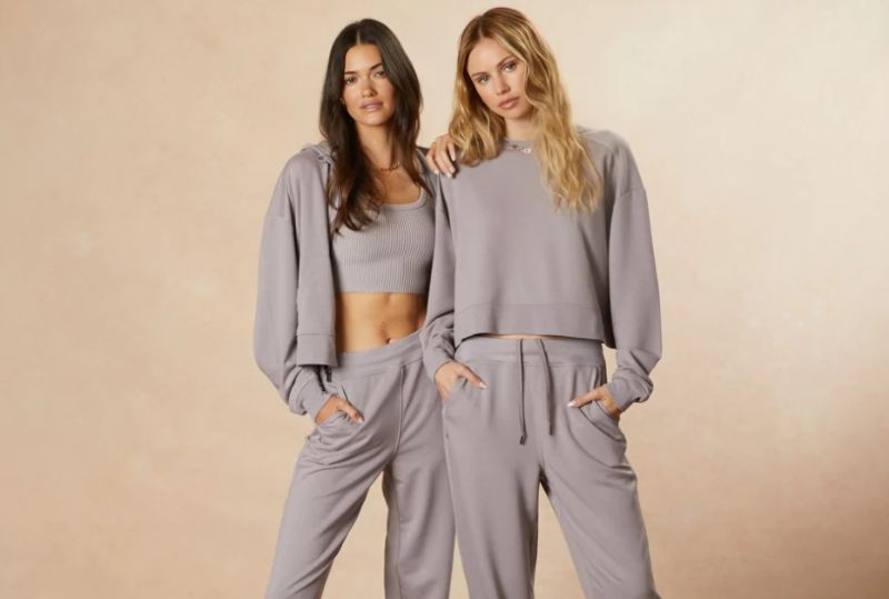 Áo phông cùng Sweatpants thể hiện sự năng động, trẻ trung của nàng Áo phông cùng Sweatpants thể hiện sự năng động, trẻ trung của nàng