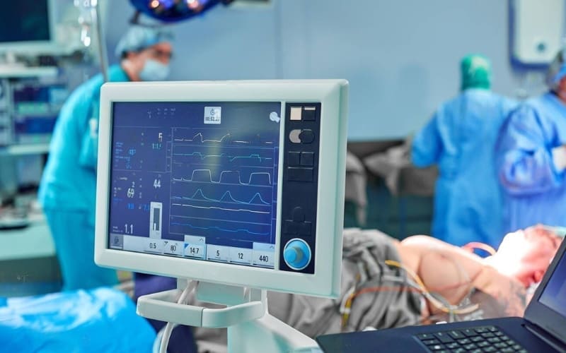 Máy điện tâm đồ (ECG) trong phòng mổ