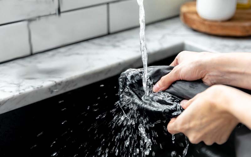 Giặt tay bằng nước ấm để áo không bị hỏng