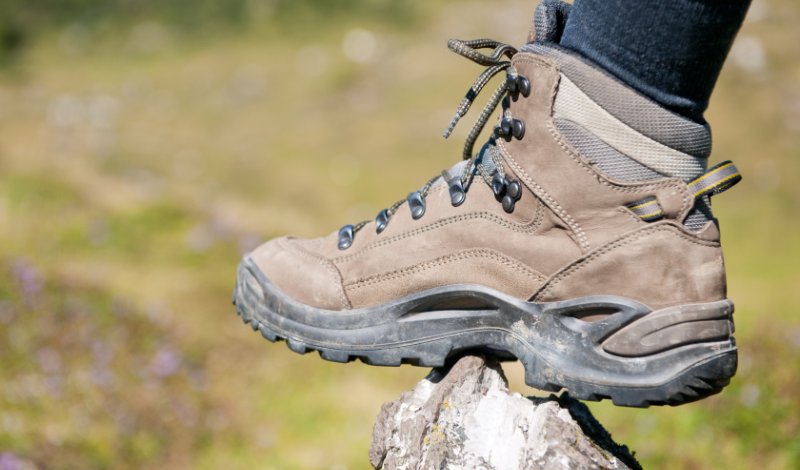 Giày outdoor là loại giày thể thao chuyên dụng được sử dụng cho các hoạt động ngoài trời