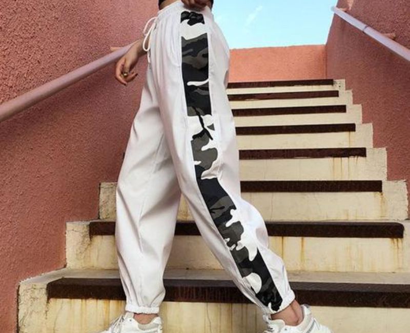 Jogger hoặc sweatpant là trang phục rộng rãi, dễ mặc