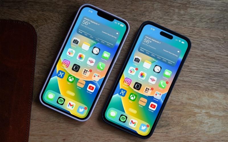 Màn hình iPhone 14 Plus (trái)