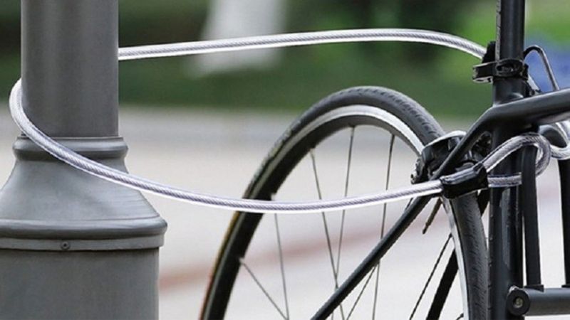 Móc khóa dây qua bánh xe cùng với một vật cố định