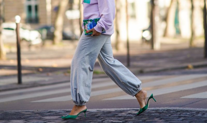 Quần sweatpants cùng giày cao gót làm phái nữ thêm nhẹ nhàng Quần sweatpants cùng giày cao gót làm phái nữ thêm nhẹ nhàng
