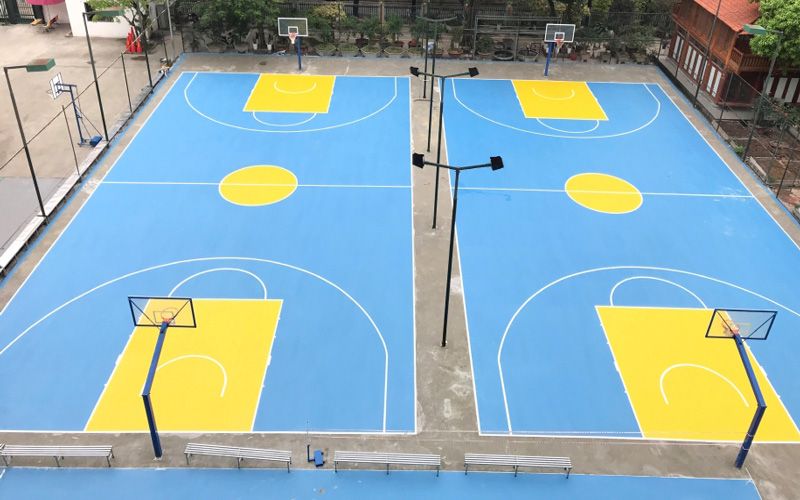 Sân bóng rổ có 1 đường kẻ ở giữa để chia 2 phần sân cho 2 đội