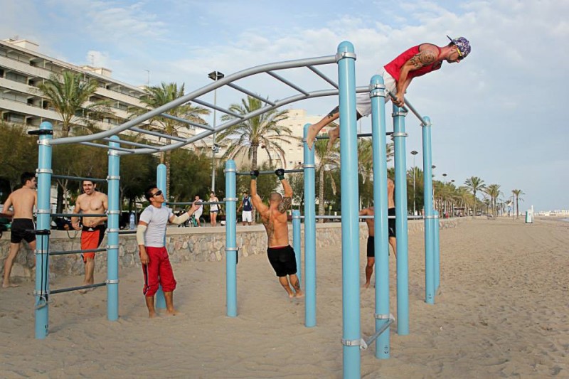 Mọi người thường tập street workout ở nơi công cộng